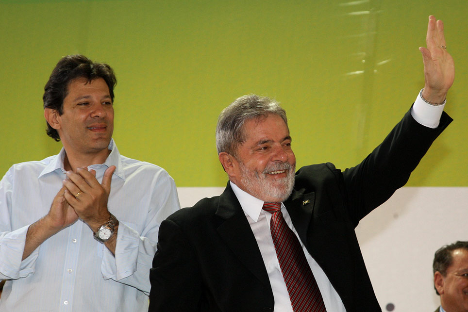 Presidente Lula e o ministro da Educação, Fernando Haddad, durante visita às instalações do Instituto de Ciências Exatas da UFJF. Foto: Ricardo Stuckert/PR